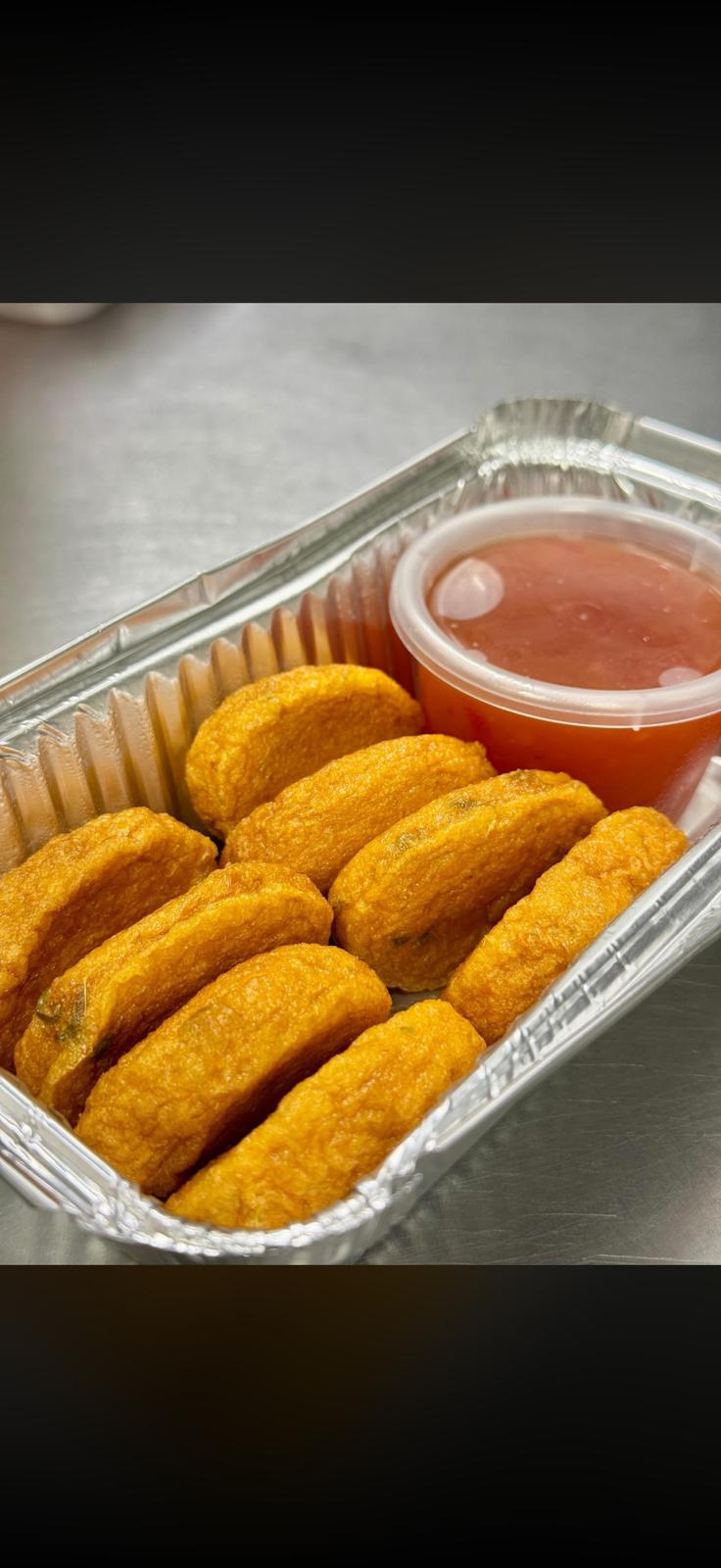 Deep fried Thai fish cakes served with sweet chilli sauce