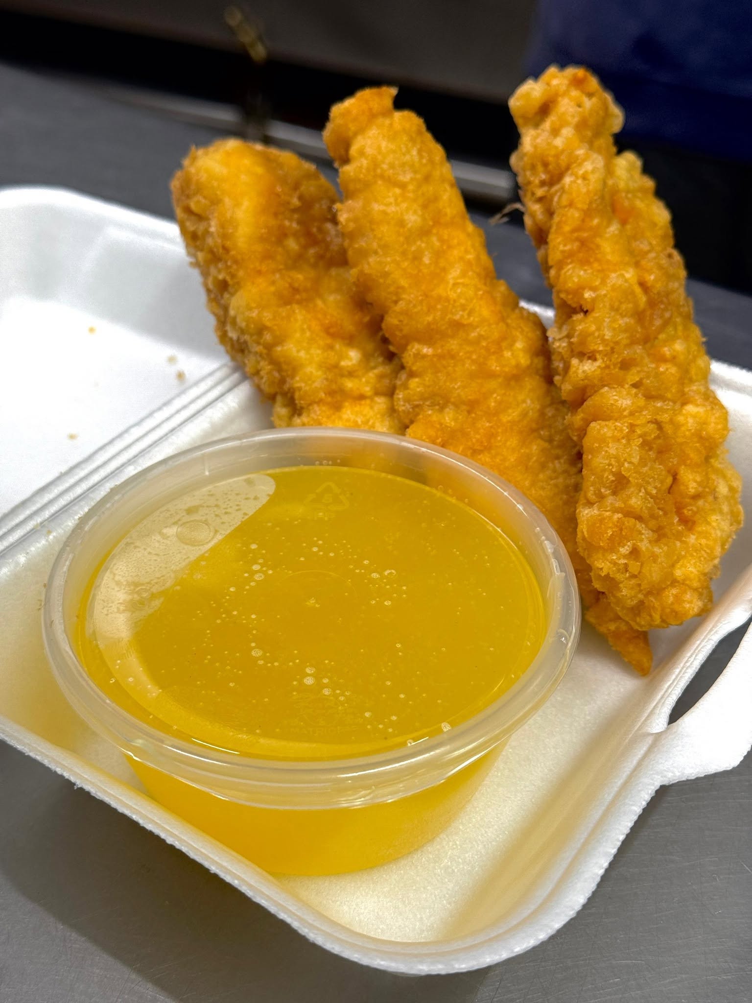 Crispy chicken served with lemon sauce