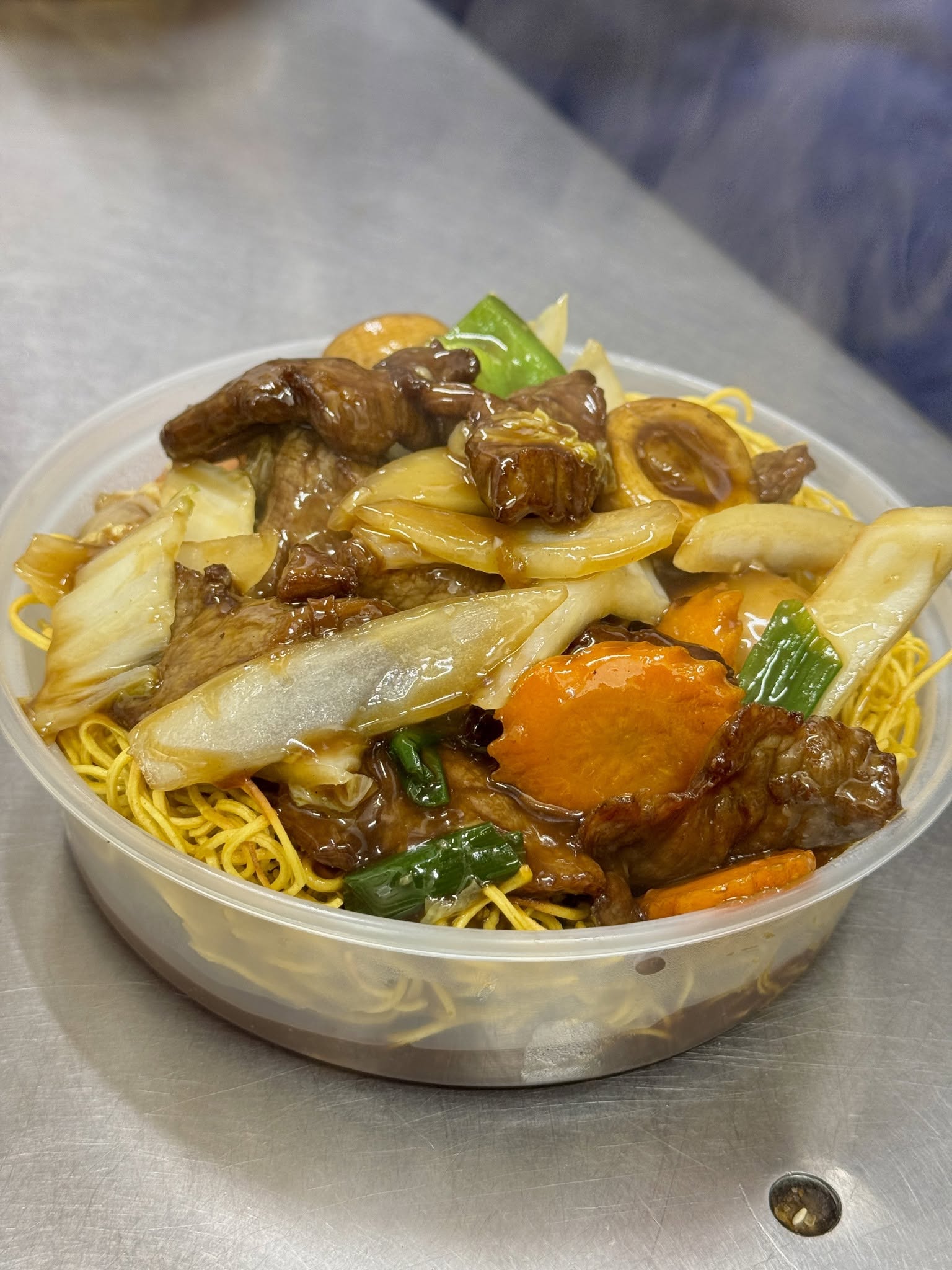 Beef crispy noodles with vegetables